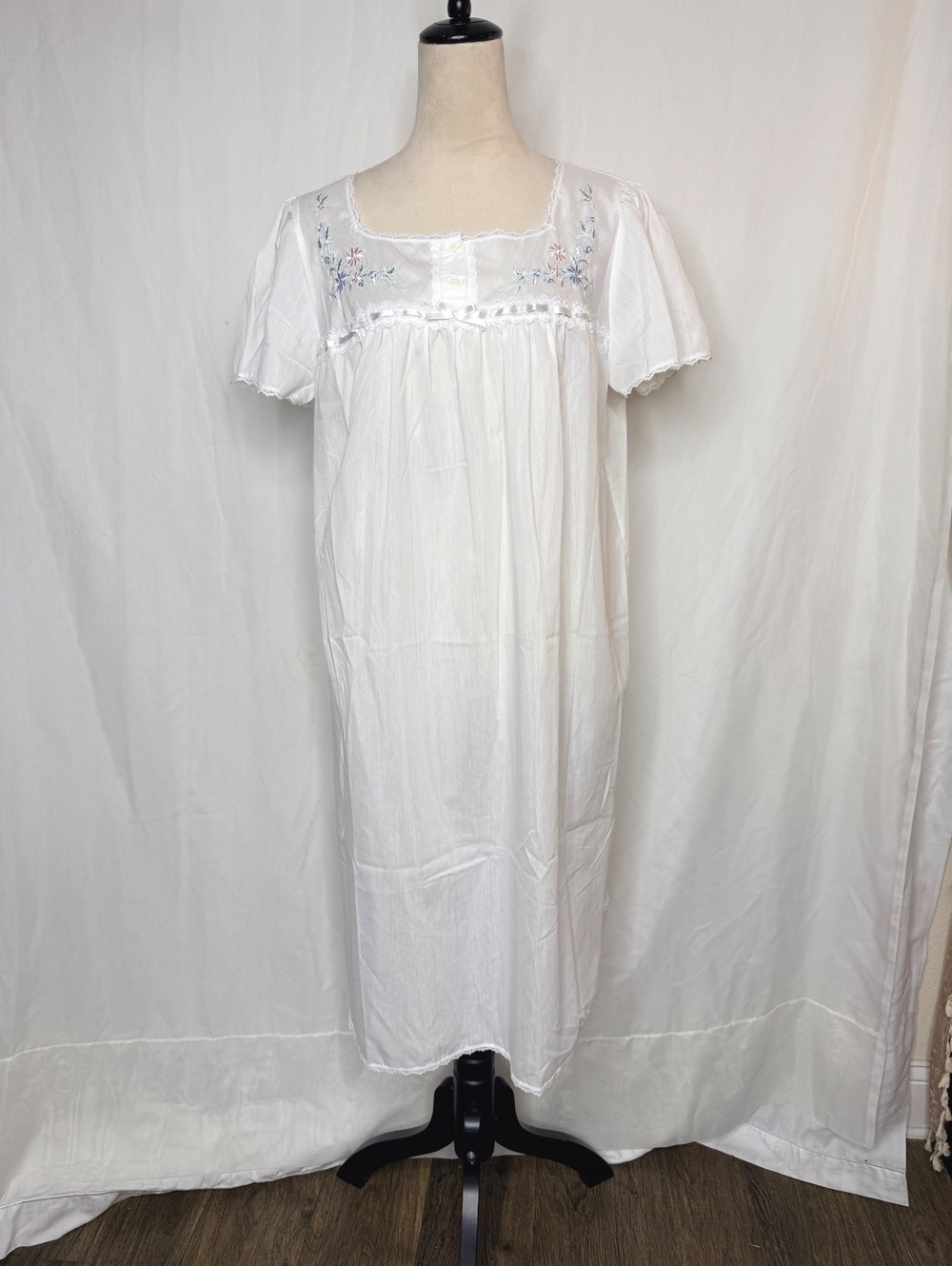 Vintage White Embroidered Floral Babydoll Nightgown